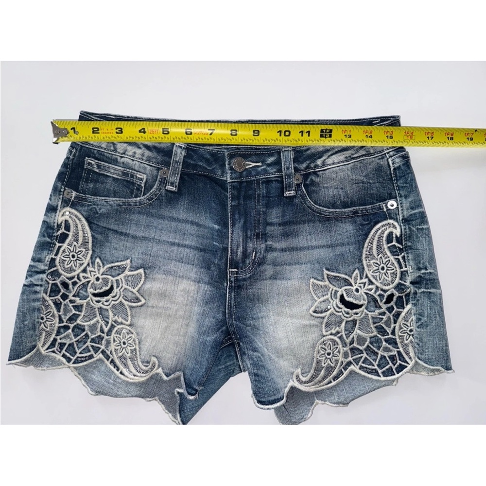 Miss Me Embroidered Jean Denim Shorts Lace & Sequined Scalloped Hem 28 Short - Picture 5 of 9